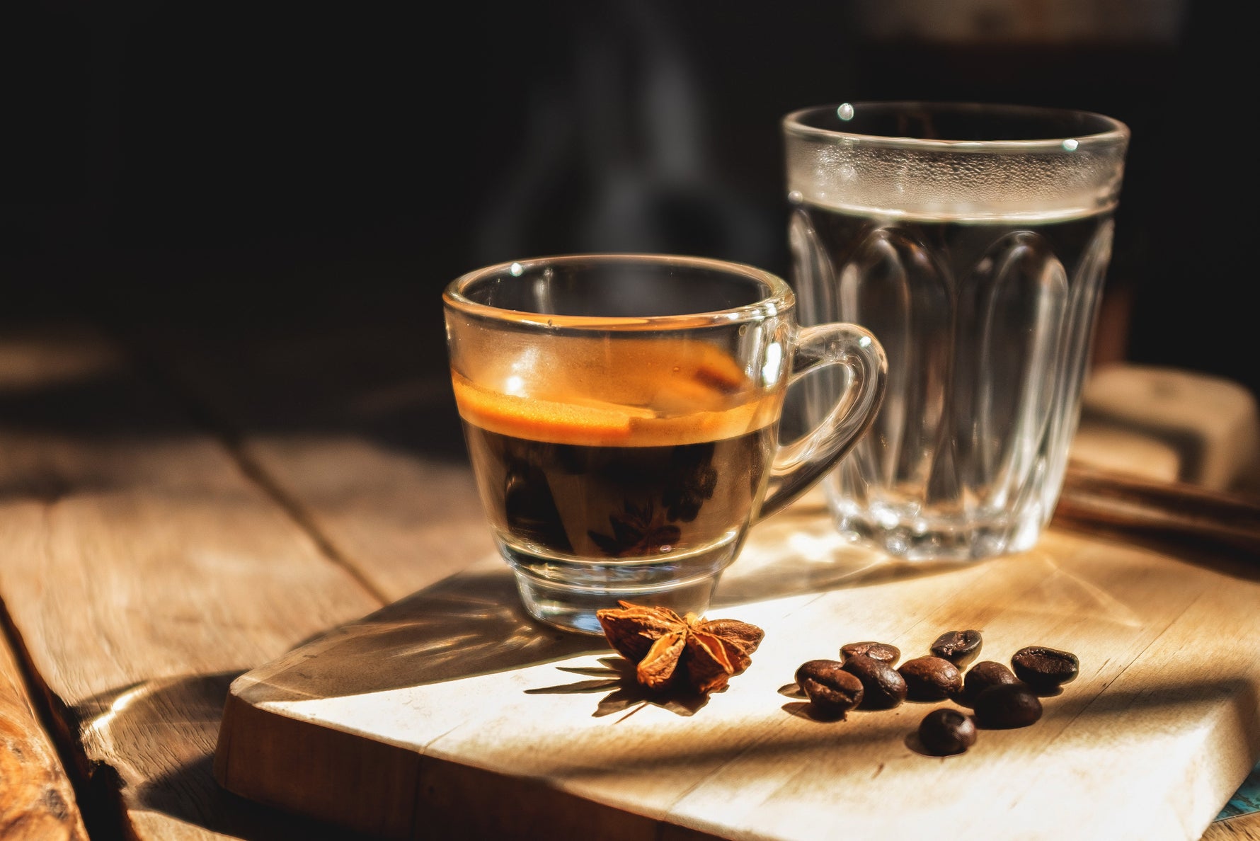 Acqua e caffè: prima o dopo? Tutto quello che dovresti sapere sul rito italiano per eccellenza