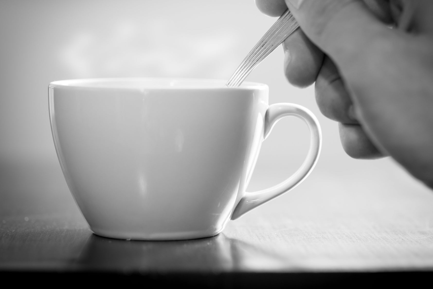 Mescolare il caffè nel modo giusto: degustazione, galateo e rituali dal mondo